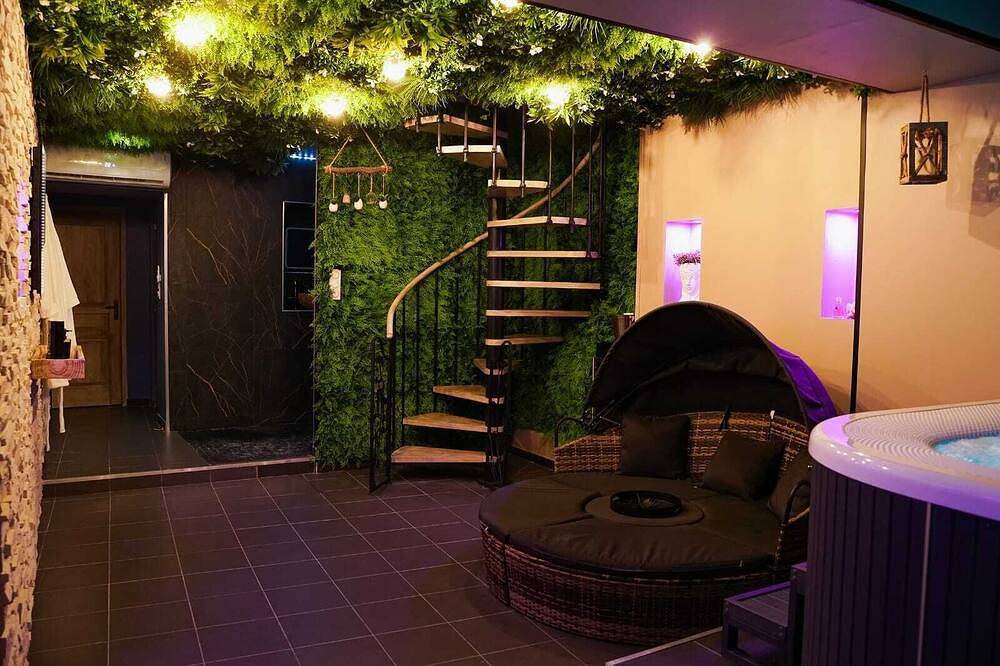 Romantic suite with private Jacuzzi in Lallaing, Norte (Francia)