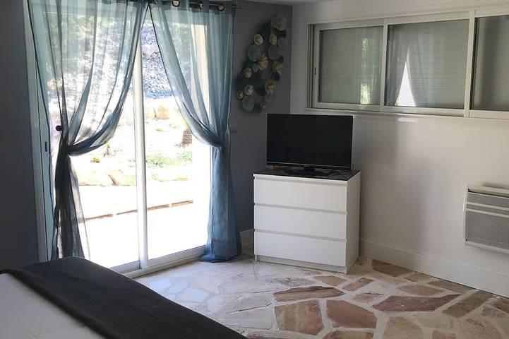 Gîte pour 2 personnes, avec piscine ainsi que jardin et jacuzzi à Puéchabon - 2