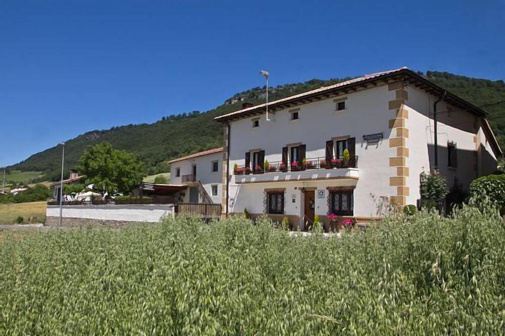 Casa Rural en Parque Natural Urbasa ideal para familias jardin culumpios in San Martín de Améscoa, Améscoa Baja