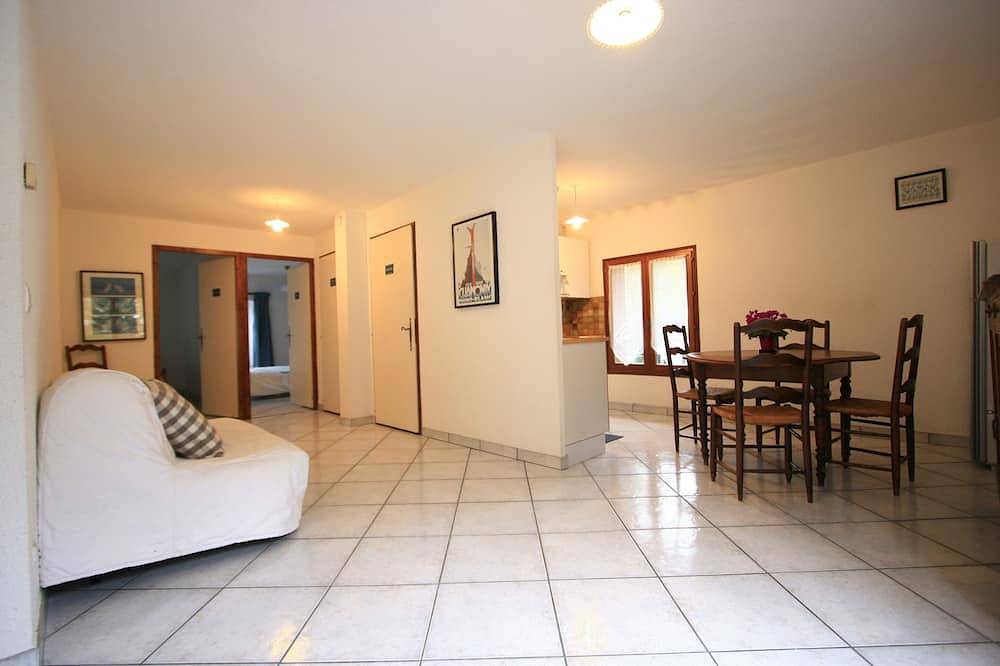 Ganze Wohnung, Superb apartment in a renovated mountain farm. Sleeps 4-6. Quiet surroundings. in Saint-Jeoire, Region Bonneville