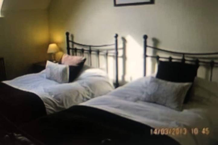 Snipe cottage, Historic Barn with Breathtaking views. Pet Friendly. Ev type 2. in Staffordshire
