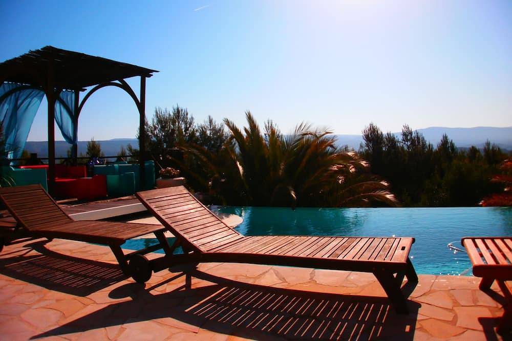 Blick über das Dorf von Castellet in La Cadière-d'Azur, Toulon Region