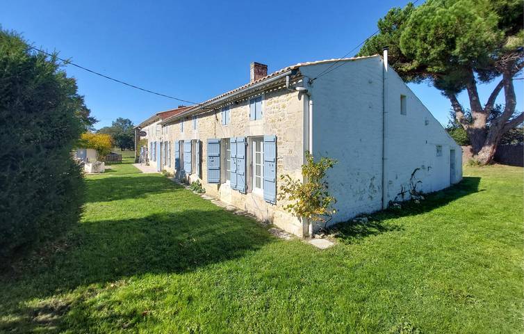 Location de vacances pour 10 personnes, avec terrasse ainsi que jardin et piscine, animaux acceptés à Cravans