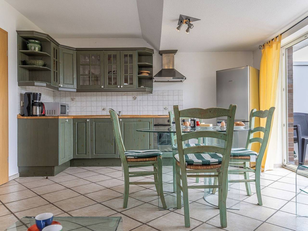 Ganze Ferienwohnung, Ferienwohnung 50031 - Abseits vom Trubel der Küstenbadeorte können Sie in dieser freundlichen Oberwohnung herrlich entspannen.Vom ausgiebigen Strandleben sind sie dennoch nur ca. 5 km getrennt. in Altfunnixsiel, Wittmund