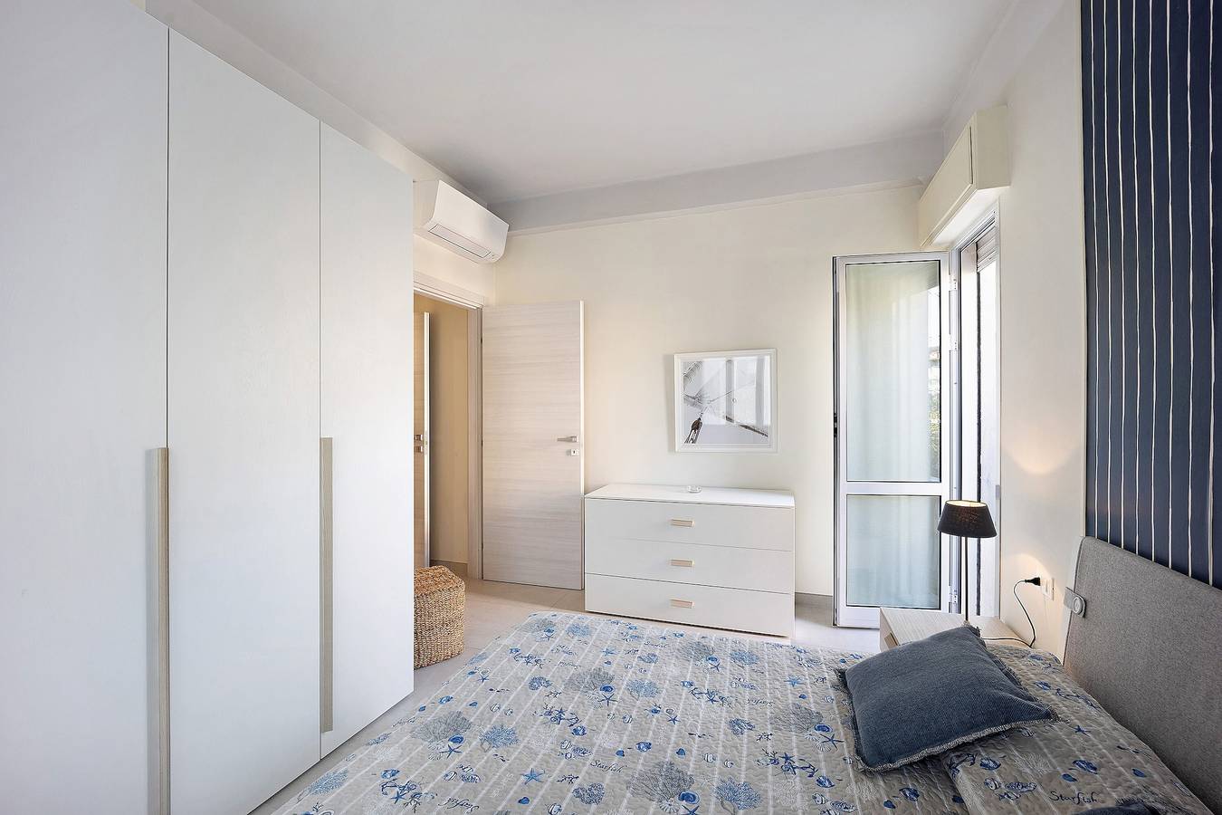 Appartamento intero, 'Victoria Apartments Bleu' con balcone, A/C & Wi-Fi in Diano Marina, Comune di Diano Marina