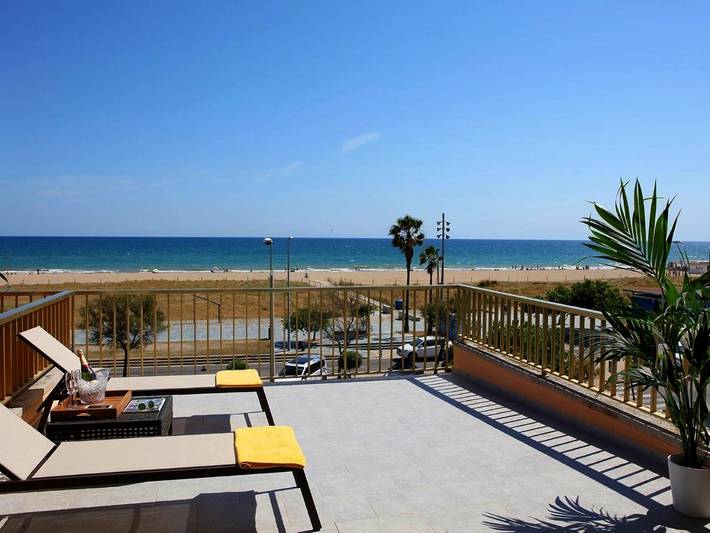 Apartmenthotel für 3 Personen, mit Balkon und Terrasse sowie Garten und Ausblick in Castelldefels