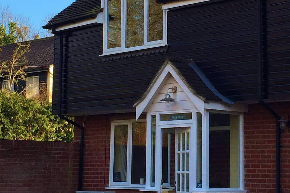 A cosy cottage by the sea with sea food and dog walks on the doorstep. in Mersea Island, Colchester