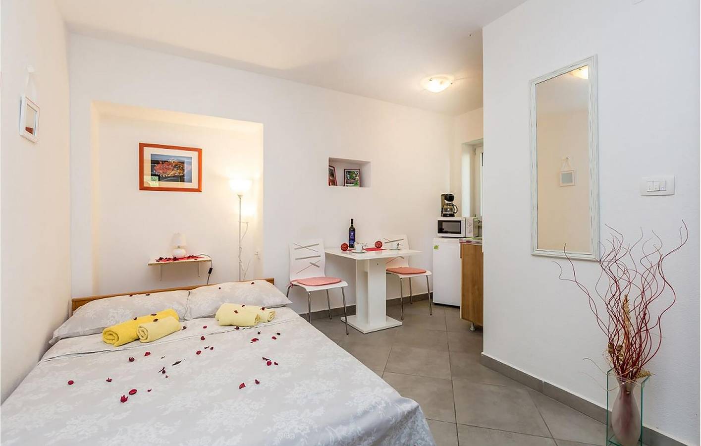 Appartement de vacances entier, Appartement confortable avec piscine, Wi-Fi et parking, à proximité d'un restaurant (500 m) in Baška, Krk