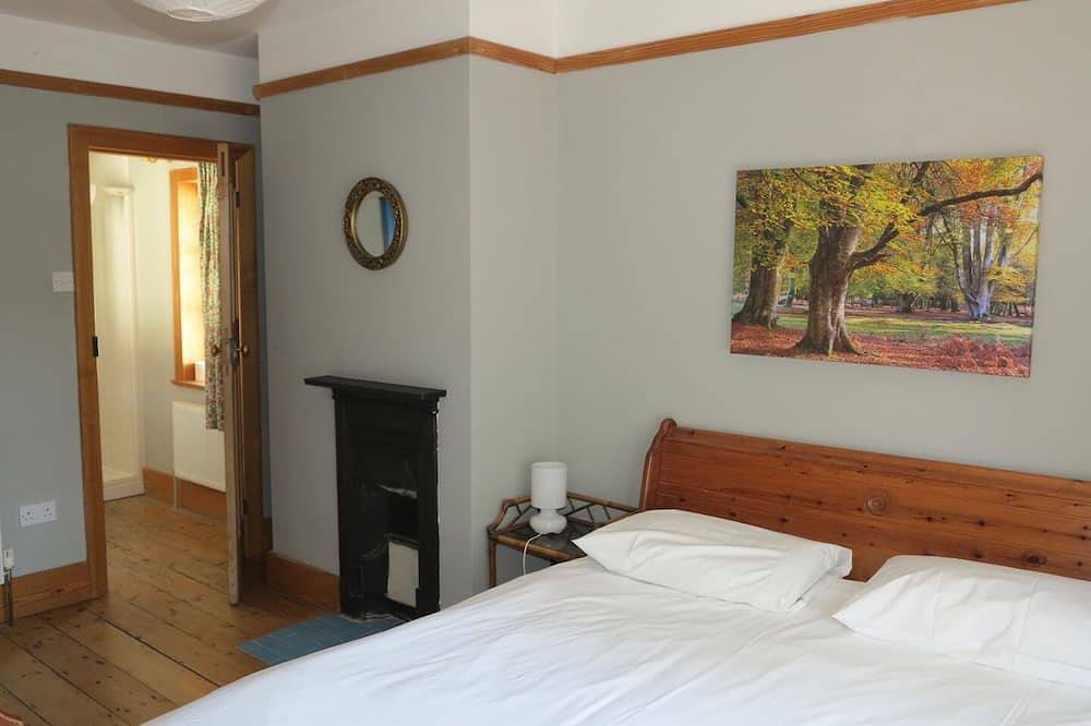 Lovely 7 bedroomed Arts and Crafts New Forest Cottage in Lymington by the coast in Lymington, Hampshire