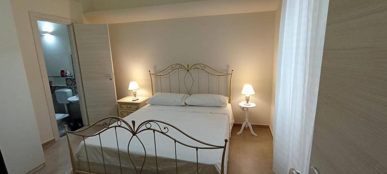 Le antiche mura-rooms-private toilet in Milazzo, Province de Messina
