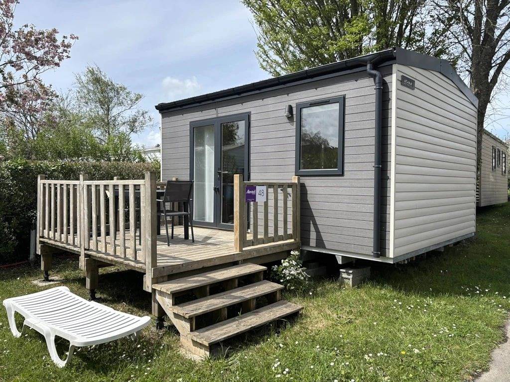 Zecamping 4 étoiles 500m plage piscine couverte mobil-home Tv Bbq 18m2 in Raguenes, Névez