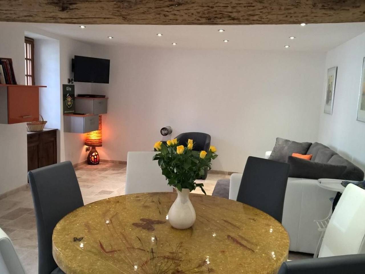 Gîte moderne avec salon de jardin, parking et animaux admis in Vermenton, Région d'Auxerre