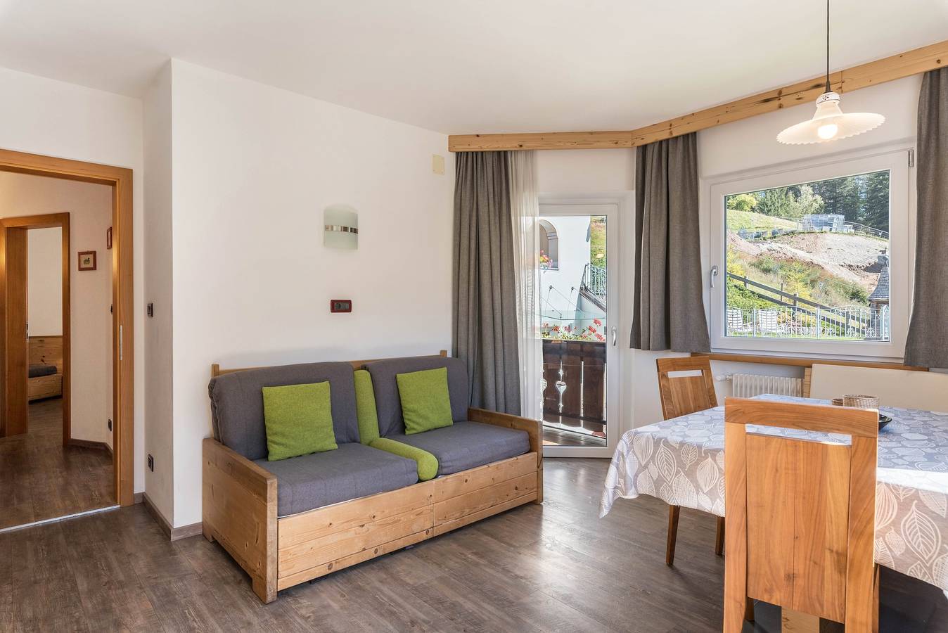 Ganze Wohnung, Ferienwohnung Prapoz Typ C2 mit Bergblick, Wlan und Balkon in St. Ulrich in Gröden, Dolomiti Superski