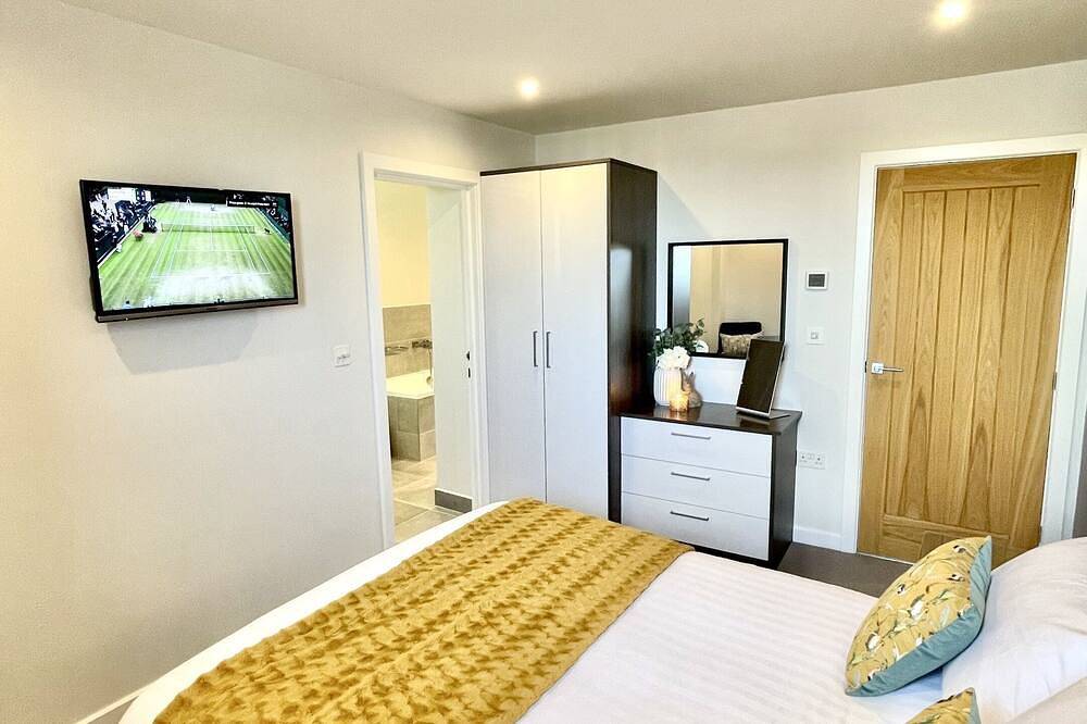 Entire apartment, Apartment Twelve: Modern Living Steps from the Cen in Shrewsbury, Shropshire