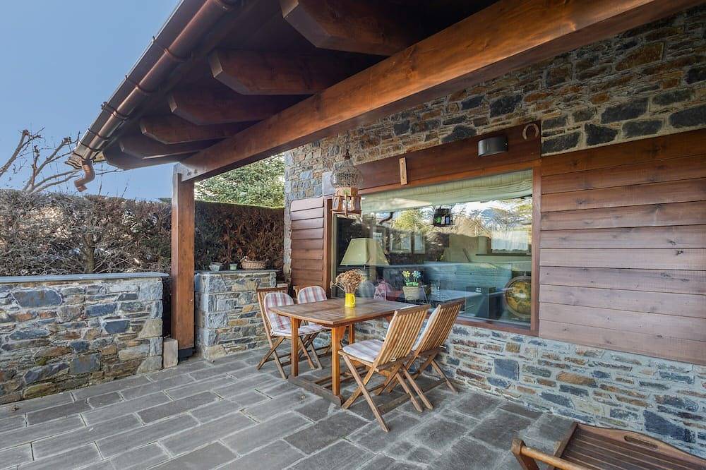 Holiday Home 'Jose' with Mountain View, Shared Pool and Wi-Fi in Bellver de Cerdanya, Catalan Pyrenees