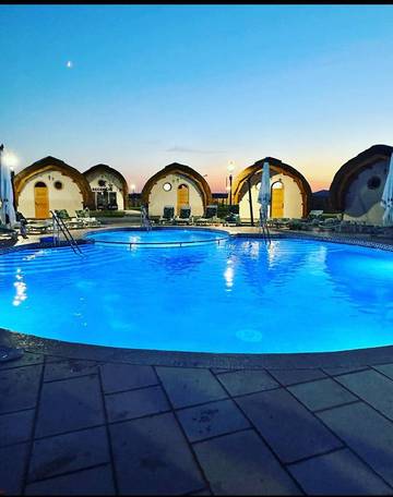 Gîte pour 2 personnes, avec piscine ainsi que jardin et bassin pour enfant, adapté aux familles en Roumanie