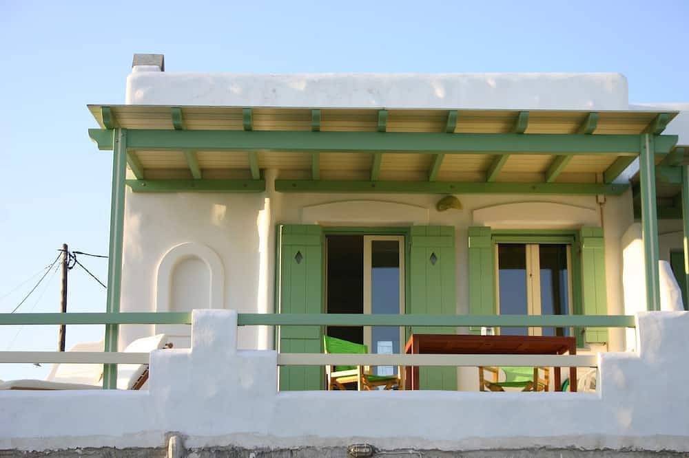 Entire apartment, Julia's Beach Studio by the sea, with terrace and sea view. in Paros