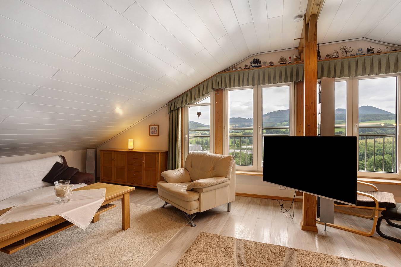 Apartamento entero, Apartamento vacacional 'Panoramablick' con sauna, vistas a la montaña, terraza privada y Wi-Fi in Olsberg, Hochsauerlandkreis