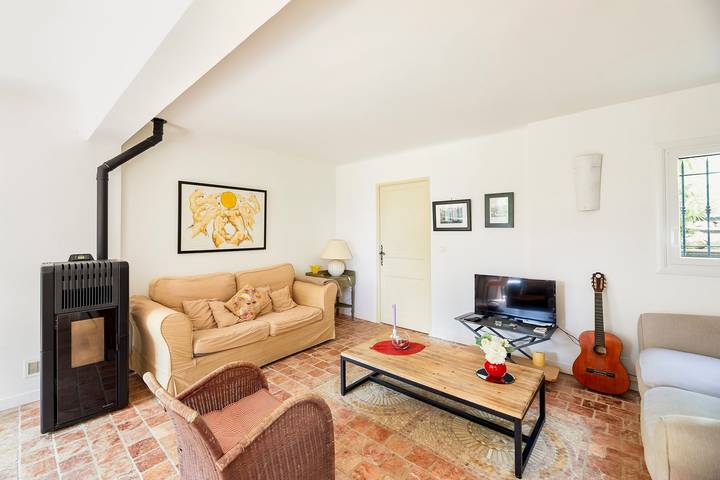 Location de vacances pour 8 personnes, avec terrasse ainsi que piscine et jardin à Tourrettes-sur-Loup - 4