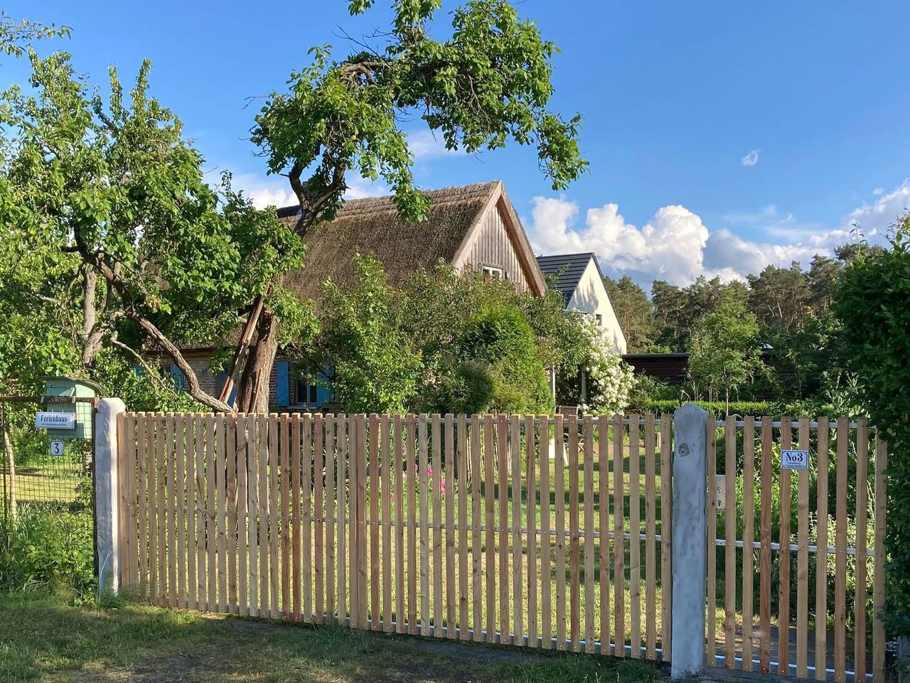 Historisches Reetdachhaus mit Bauwagen und großem Obstgarten in Ueckermünde, Stettiner Haff