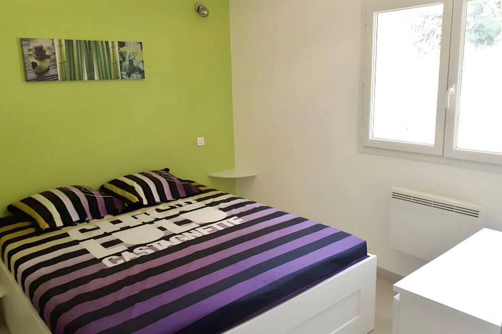 Entire apartment, Gîte 'Mas La Mounine - Du Bas' with Private Garden, Wi-Fi and Air Conditioning in Orgon, Arles region