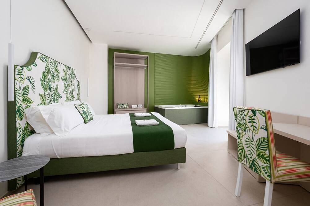 💎 Blu Sky – Green apt: Luxury Retreat with In-Room Jacuzzi & Town View 🌿🛁 in Meta, Provincia de Nápoles