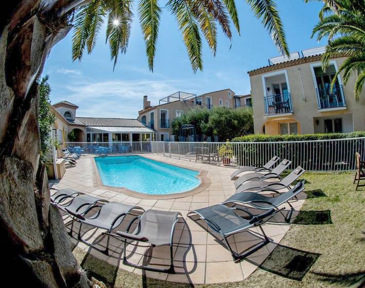 Appart’hôtel pour 2 personnes, avec piscine et jardin