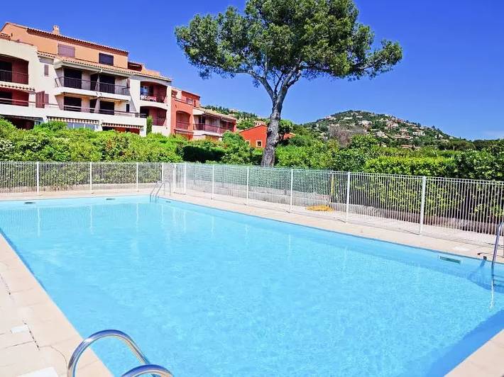 Gîte pour 4 personnes, avec terrasse et piscine dans Agay