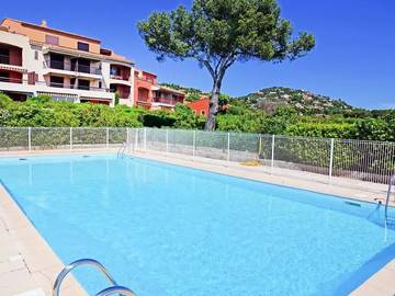 Gîte pour 4 personnes, avec terrasse et piscine dans Office de Tourisme de Saint-Raphaël