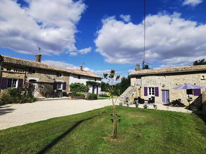 Location de vacances pour 2 personnes, avec Terrasse et Jardin ainsi que Piscine et Vue à Rom