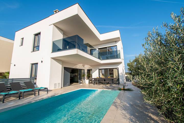 Villa pour 8 personnes, avec terrasse ainsi que jardin et piscine, animaux acceptés à Pomer - 2