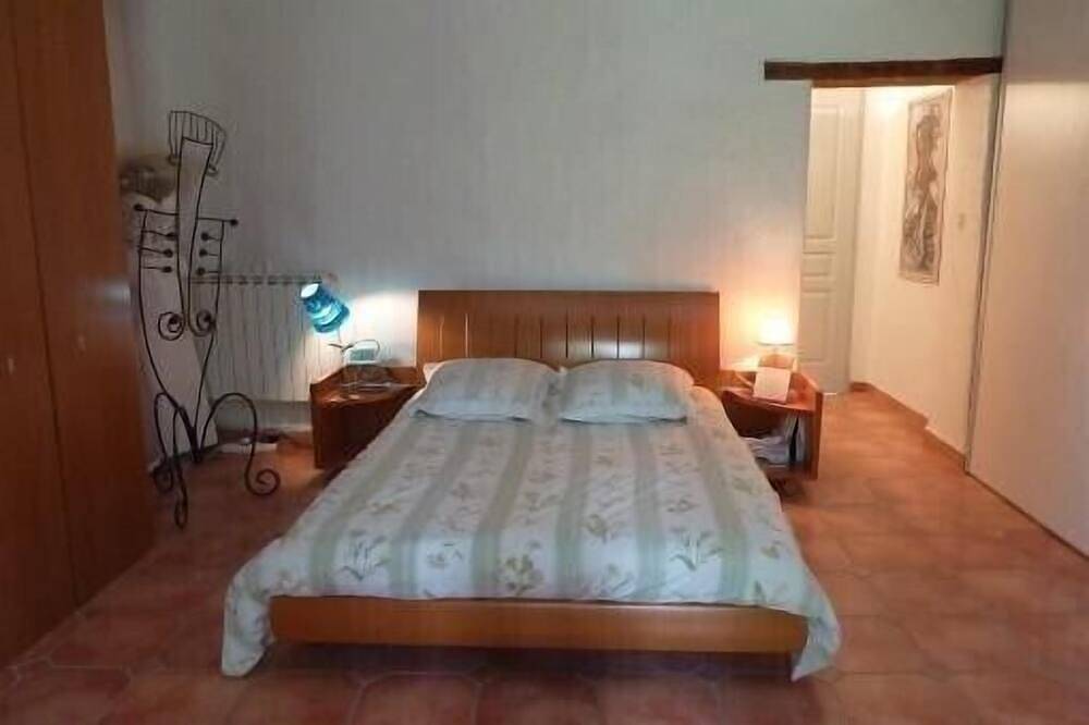 Provencal farmhouse rental of 200 m2 with swimming pool close to Avignon, Vaucluse in Caumont-sur-Durance, Vaucluse