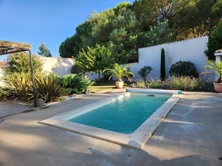 Gîte pour 6 personnes, avec jardin ainsi que terrasse et piscine à Puimisson