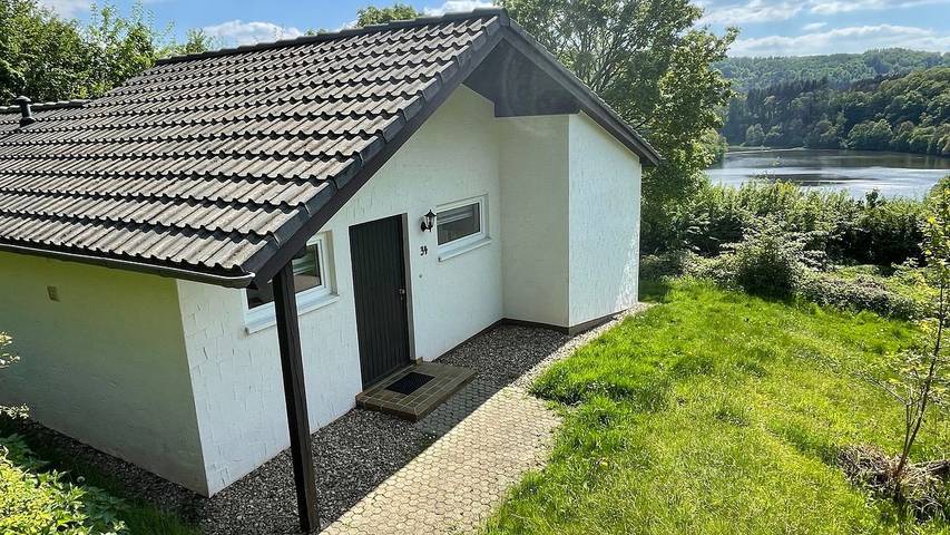 Bungalow voor 4 personen, with uitzicht and terras as well as uitzicht op het meer and tuin in de Eifel
