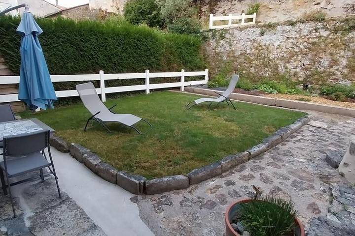 Gîte pour 4 personnes, avec terrasse ainsi que vue et jardin à Mauléon - 3