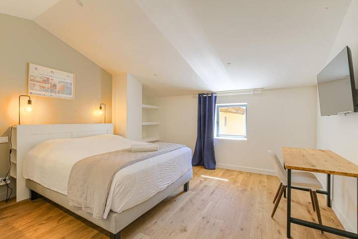 Location de vacances pour 12 personnes, avec vue ainsi que jardin et piscine à Denicé - 4