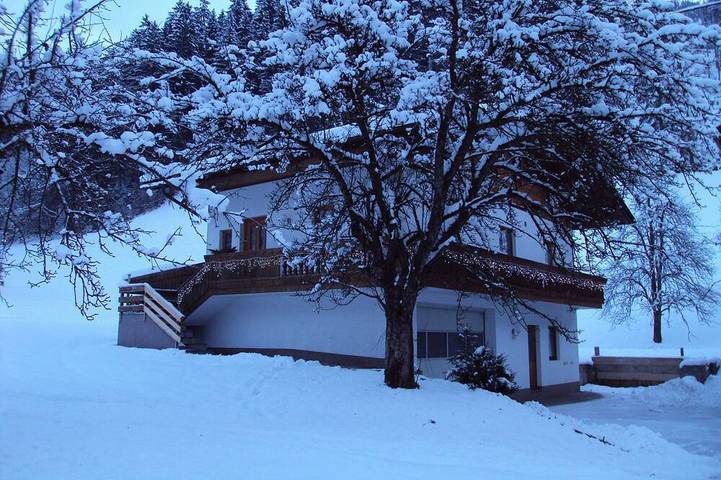 Vakantiehuis voor 7 personen, met balkon en tuin in Hart im Zillertal