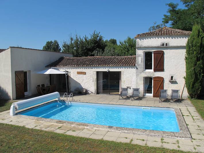 Gîte pour 6 personnes, avec jardin ainsi que piscine et terrasse