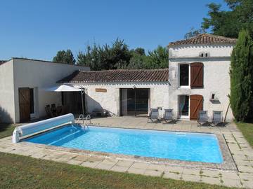 Gîte pour 6 personnes, avec terrasse ainsi que jardin et piscine à Corme-Écluse