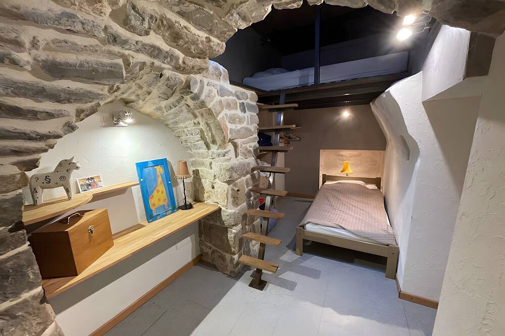 Le Paillier d'Etienne Gîte atypique avec Spa in La Cresse, Parc naturel régional des Grands Causses