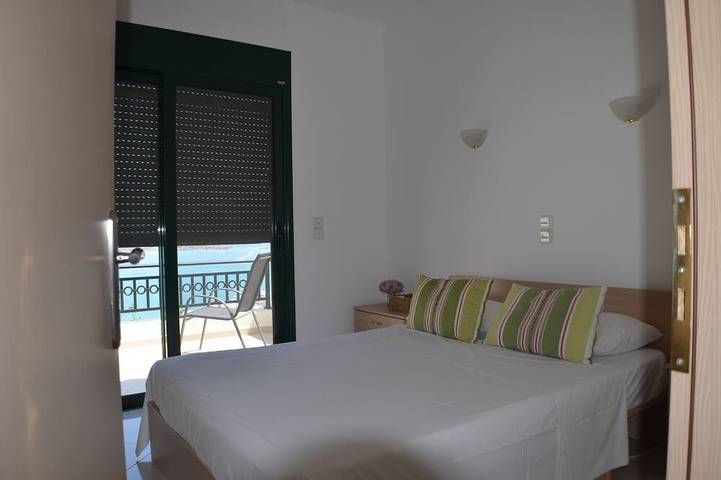 Elounda, piscina privada, cerca de la playa y las tiendas, impresionantes vistas frente al mar in Elunda, Lasithi