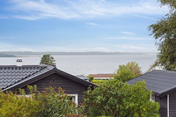 Ferieudlejning for 5 personer, med søudsigt og have samt terrasse i Ølsted