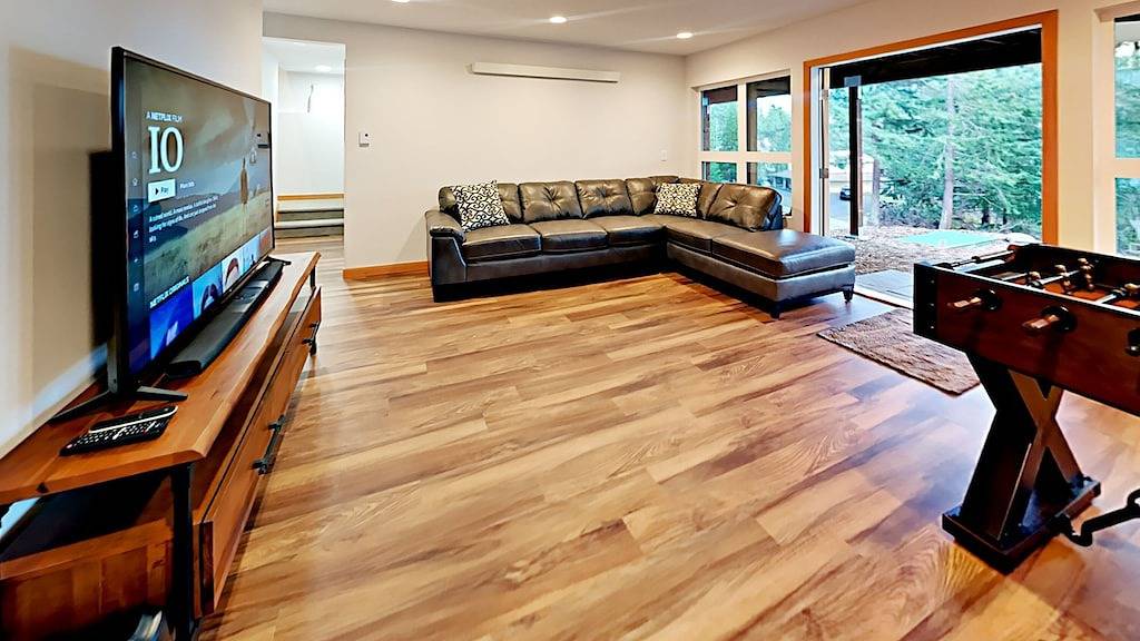 Blick auf das Wasser von diesem New Northwest Modern Home mit Whirlpool in Orcas Island