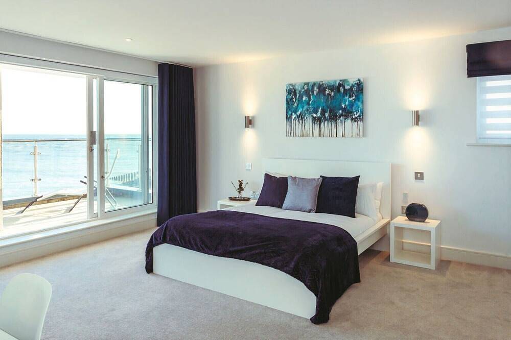 White Point beach house in England