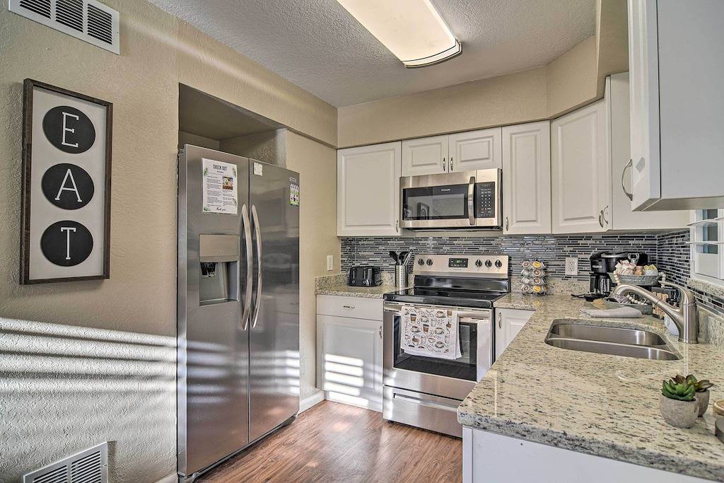 Beach-Style Getaway w/ Lanai ~ 4 Mi to Beaches! in Largo, Pinellas County