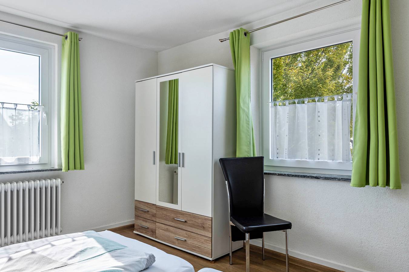 Ganze Wohnung, Ferienwohnung 'Hewenpanorama 2' mit Bergblick, gemeinsamer Terrasse und Wlan in Engen, Hegau