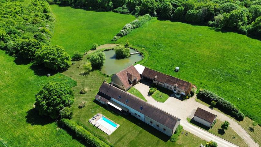 Gîte pour 30 personnes, avec Balcon et Jacuzzi ainsi que Terrasse et Jardin