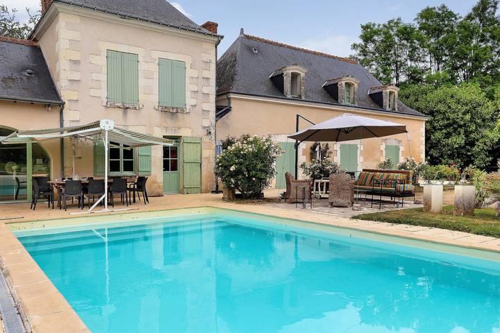 Fleurs Blanches Guest Room with Shared Pool, Wi-Fi, and Air Conditioning in Vallières-les-Grandes, Blois region