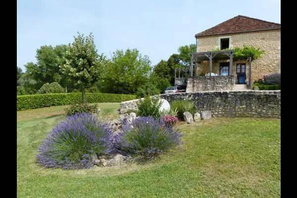 Location de vacances pour 6 personnes, avec terrasse et jardin ainsi que vue et piscine à Saint-Laurent-des-Bâtons - 3