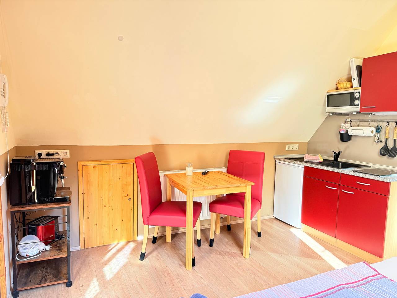 Ganzes Studio, Studio 'Tannenwipfel, 40qm' mit Bergblick, Infrarotsauna , umzäunter Garten und Wlan in Enzklösterle, Nordschwarzwald